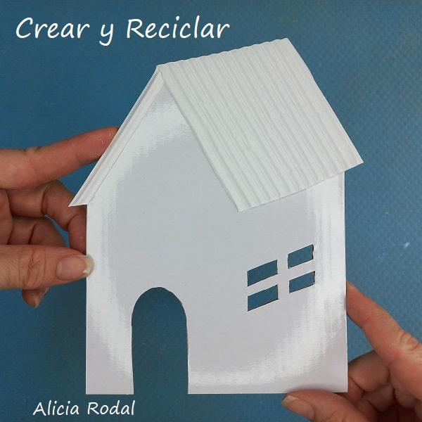 Mira qué fácil es hacer una preciosa corona navideña para decorar la puerta de entrada de tu casa estas Navidades, y lo mejor de todo es que es muy económica, ya que no tendrás que gastar mucho dinero, porque está hecha en su mayoría por materiales reciclados. DIY