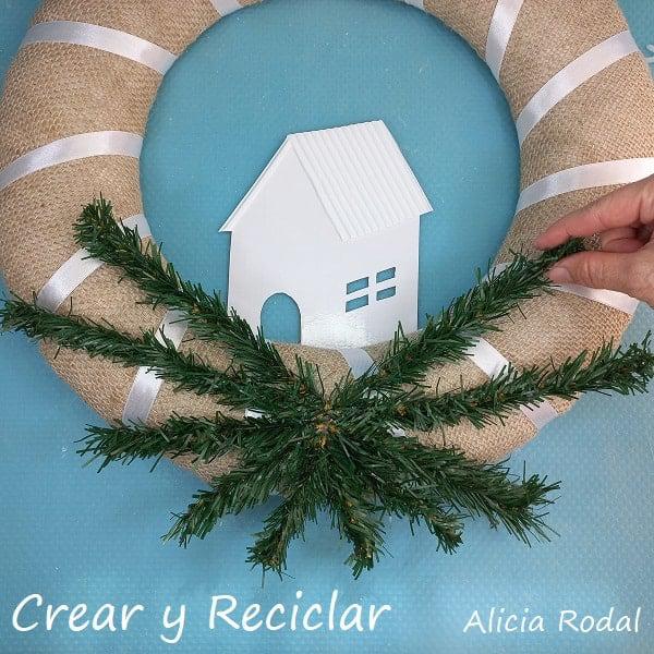 Mira qué fácil es hacer una preciosa corona navideña para decorar la puerta de entrada de tu casa estas Navidades, y lo mejor de todo es que es muy económica, ya que no tendrás que gastar mucho dinero, porque está hecha en su mayoría por materiales reciclados. DIY