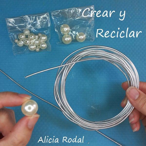 Mira qué fácil es hacer una preciosa corona navideña para decorar la puerta de entrada de tu casa estas Navidades, y lo mejor de todo es que es muy económica, ya que no tendrás que gastar mucho dinero, porque está hecha en su mayoría por materiales reciclados. DIY