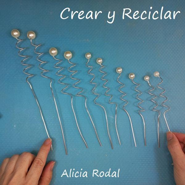 Mira qué fácil es hacer una preciosa corona navideña para decorar la puerta de entrada de tu casa estas Navidades, y lo mejor de todo es que es muy económica, ya que no tendrás que gastar mucho dinero, porque está hecha en su mayoría por materiales reciclados. DIY