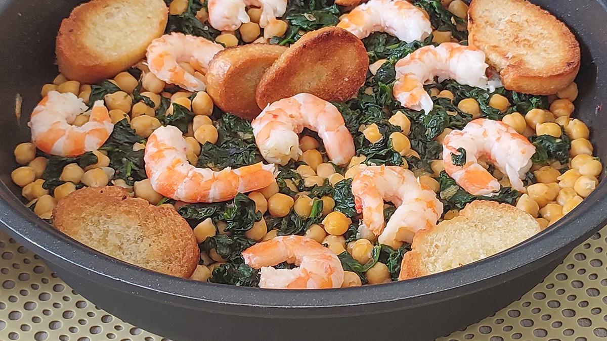 garbanzos con espinacas y langostinos