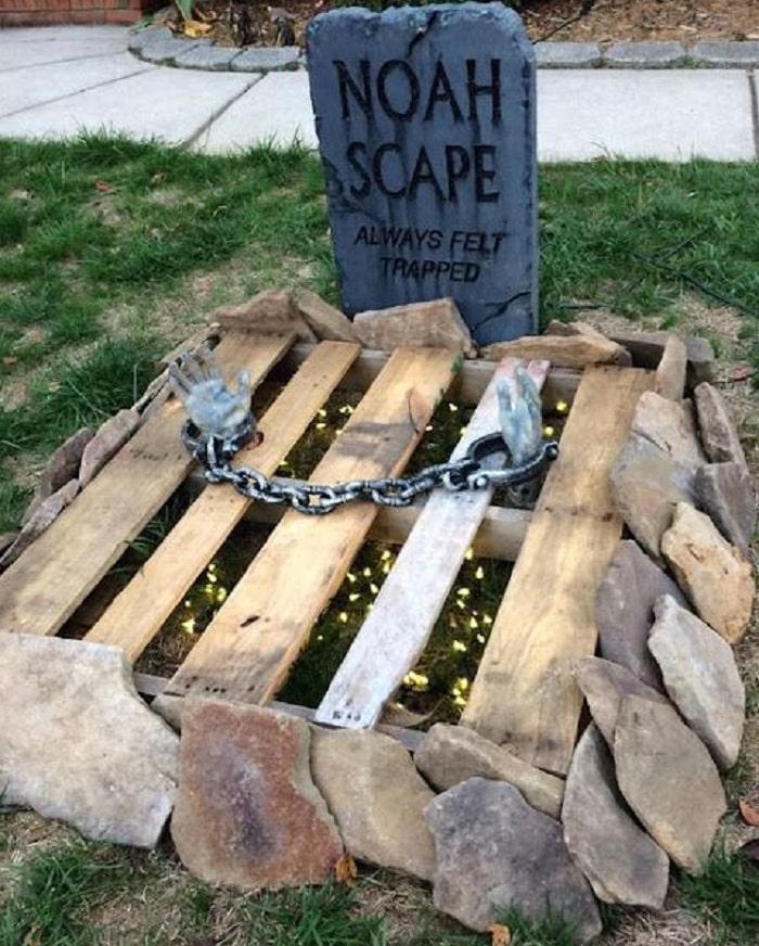 un-cementerio-en-el-jardin-decorando-Hallowen.