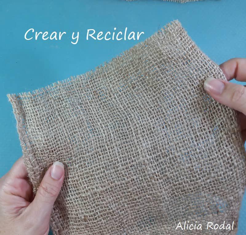 Si quieres tener tu casa con una decoración sencilla, no te pierdas esta bella manera de hacer manualidades con tela de arpillera y otros materiales reciclados. Esta preciosa manualidad la podemos hacer para decorar nuestra casa, vender o regalar. DIY