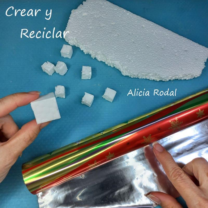 Si quieres tener tu casa con una decoración sencilla, no te pierdas esta bella manera de hacer manualidades con tela de arpillera y otros materiales reciclados. Esta preciosa manualidad la podemos hacer para decorar nuestra casa, vender o regalar. DIY