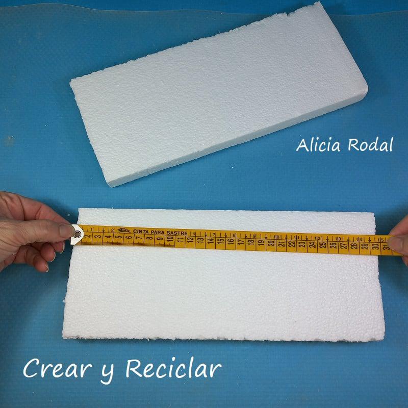 Si quieres tener tu casa con una decoración sencilla, no te pierdas esta bella manera de hacer manualidades con tela de arpillera y otros materiales reciclados. Esta preciosa manualidad la podemos hacer para decorar nuestra casa, vender o regalar. DIY