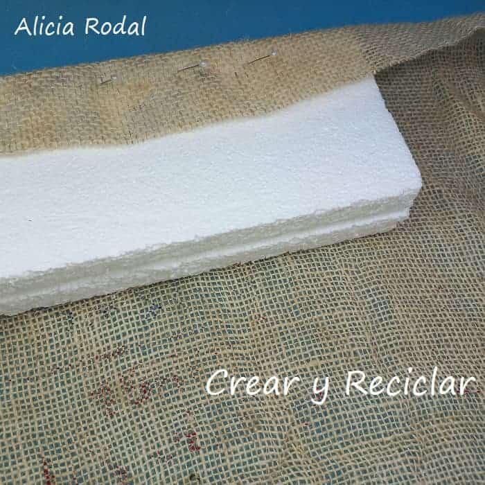 Si quieres tener tu casa con una decoración sencilla, no te pierdas esta bella manera de hacer manualidades con tela de arpillera y otros materiales reciclados. Esta preciosa manualidad la podemos hacer para decorar nuestra casa, vender o regalar. DIY