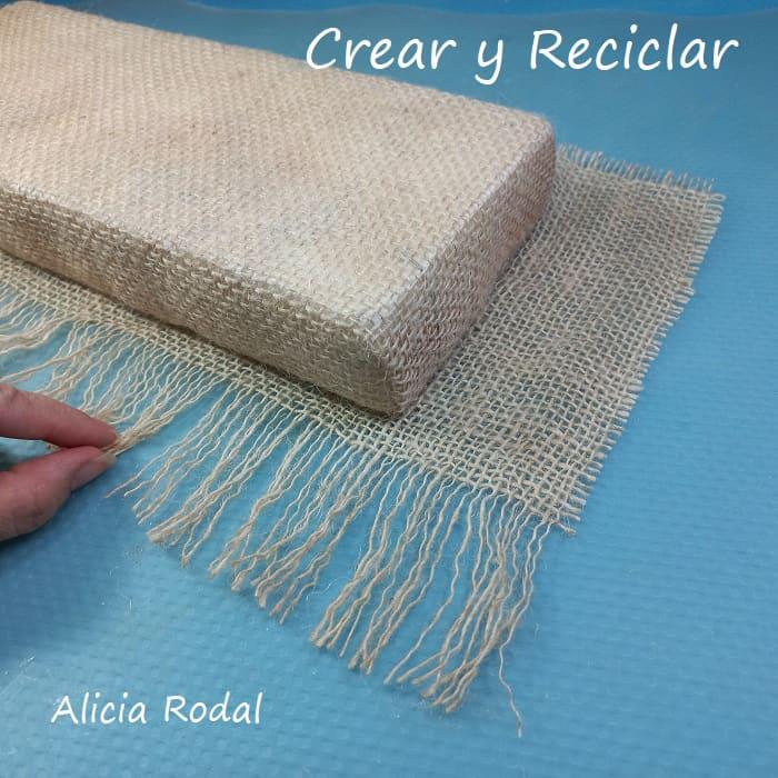 Si quieres tener tu casa con una decoración sencilla, no te pierdas esta bella manera de hacer manualidades con tela de arpillera y otros materiales reciclados. Esta preciosa manualidad la podemos hacer para decorar nuestra casa, vender o regalar. DIY