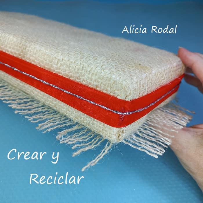 Si quieres tener tu casa con una decoración sencilla, no te pierdas esta bella manera de hacer manualidades con tela de arpillera y otros materiales reciclados. Esta preciosa manualidad la podemos hacer para decorar nuestra casa, vender o regalar. DIY