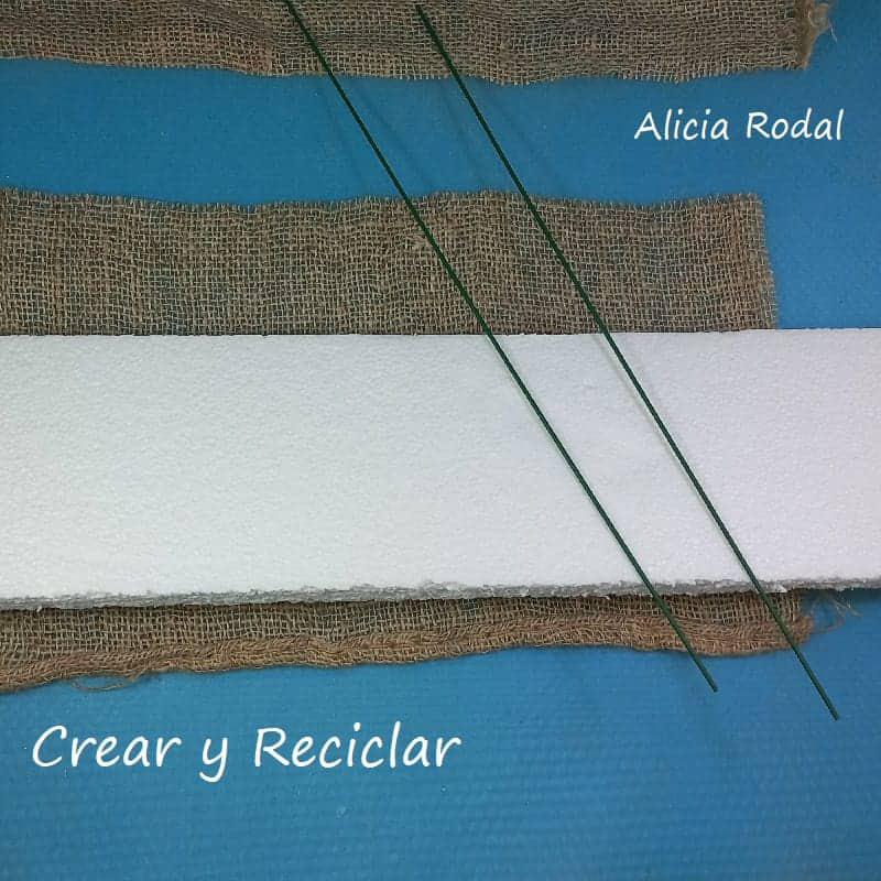 Si quieres tener tu casa con una decoración sencilla, no te pierdas esta bella manera de hacer manualidades con tela de arpillera y otros materiales reciclados. Esta preciosa manualidad la podemos hacer para decorar nuestra casa, vender o regalar. DIY