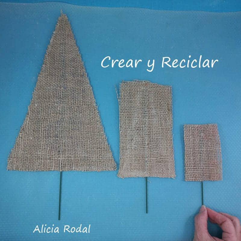 Si quieres tener tu casa con una decoración sencilla, no te pierdas esta bella manera de hacer manualidades con tela de arpillera y otros materiales reciclados. Esta preciosa manualidad la podemos hacer para decorar nuestra casa, vender o regalar. DIY