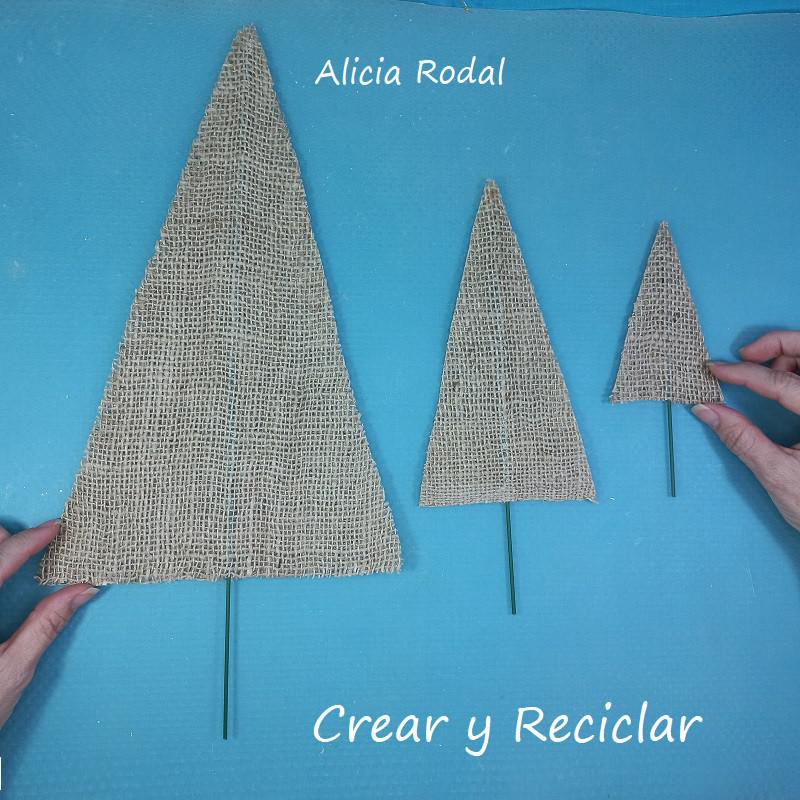 Si quieres tener tu casa con una decoración sencilla, no te pierdas esta bella manera de hacer manualidades con tela de arpillera y otros materiales reciclados. Esta preciosa manualidad la podemos hacer para decorar nuestra casa, vender o regalar. DIY