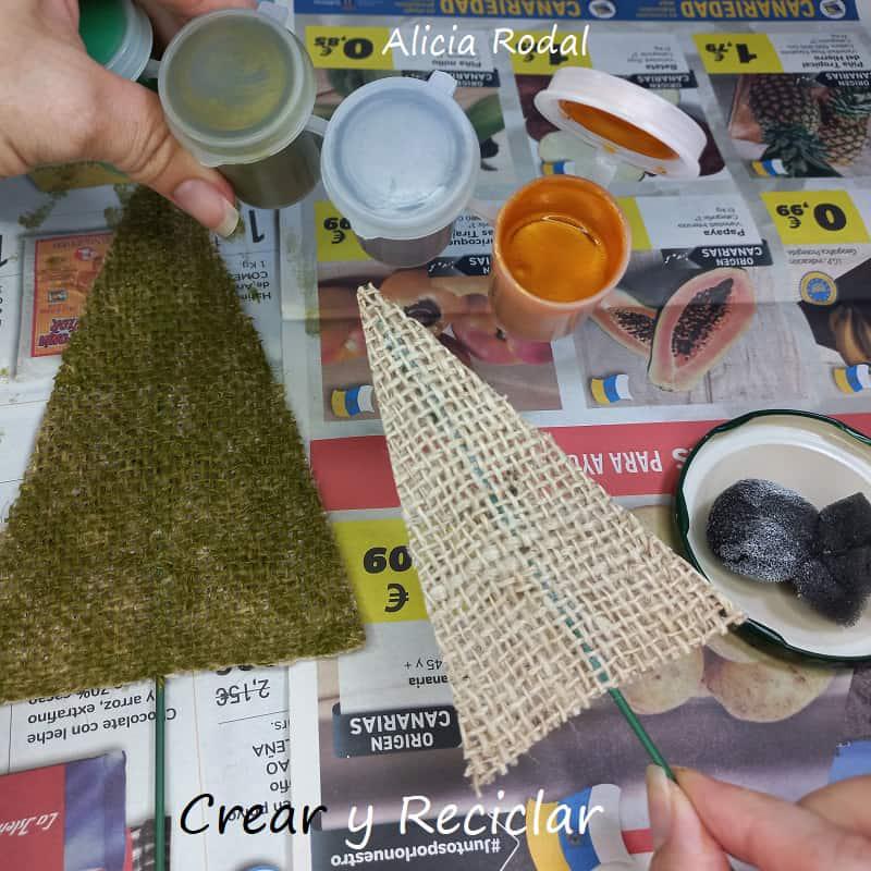 Si quieres tener tu casa con una decoración sencilla, no te pierdas esta bella manera de hacer manualidades con tela de arpillera y otros materiales reciclados. Esta preciosa manualidad la podemos hacer para decorar nuestra casa, vender o regalar. DIY