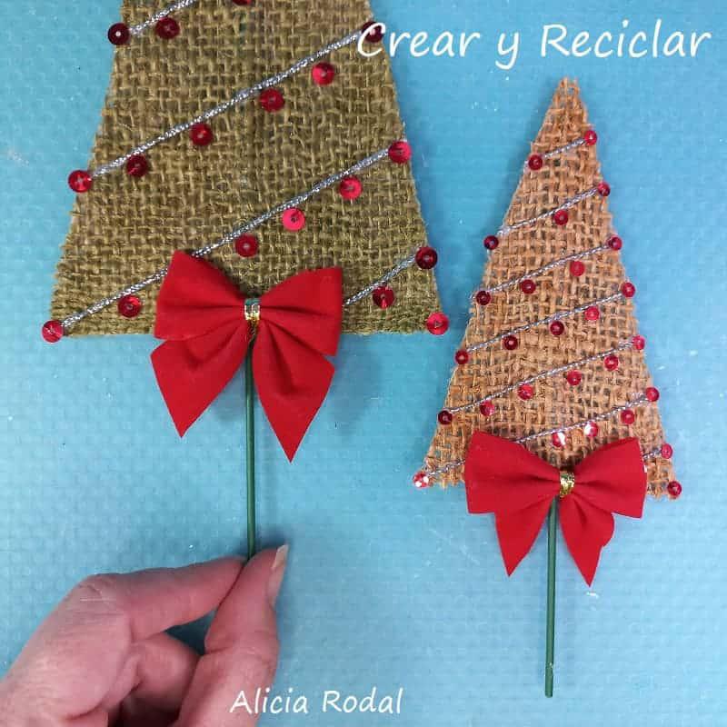 Si quieres tener tu casa con una decoración sencilla, no te pierdas esta bella manera de hacer manualidades con tela de arpillera y otros materiales reciclados. Esta preciosa manualidad la podemos hacer para decorar nuestra casa, vender o regalar. DIY