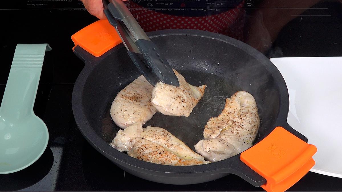 PECHUGAS DE POLLO CON SALSA DE CHAMPIÑONES. Deliciosa y muy fácil de hacer esta receta te va a encantar - Loli Domínguez - Foto 1