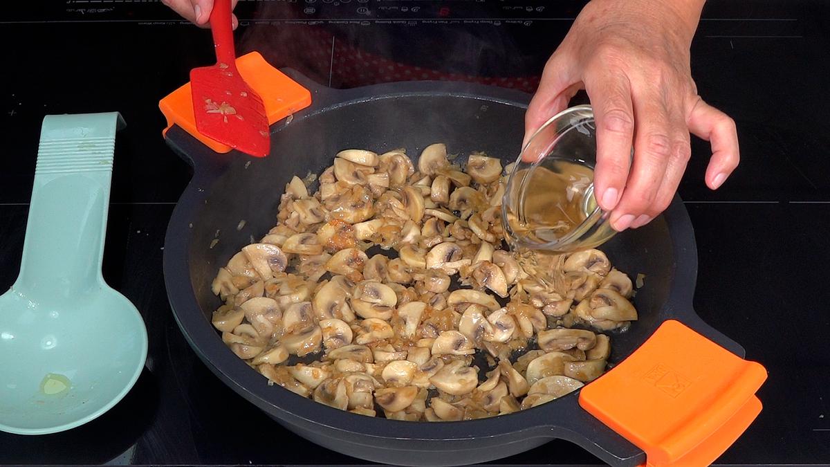 PECHUGAS DE POLLO CON SALSA DE CHAMPIÑONES. Deliciosa y muy fácil de hacer esta receta te va a encantar - Loli Domínguez - Foto 3