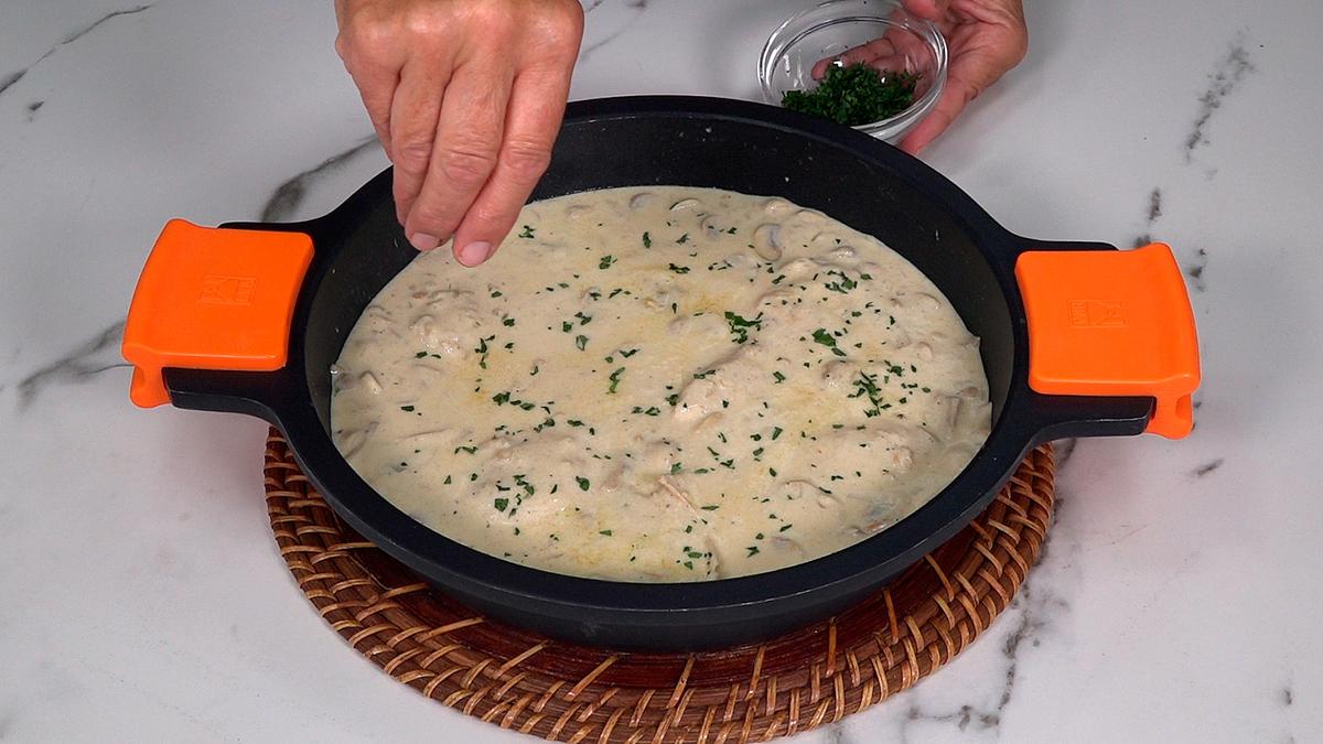 PECHUGAS DE POLLO CON SALSA DE CHAMPIÑONES. Deliciosa y muy fácil de hacer esta receta te va a encantar - Loli Domínguez - Foto 6