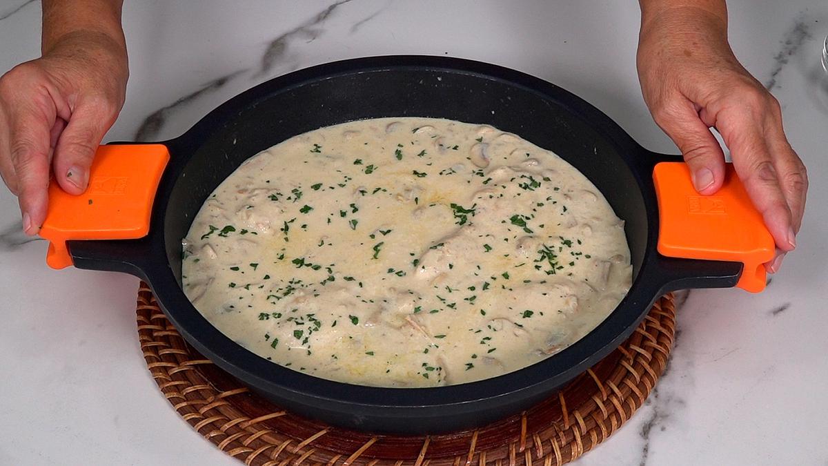 PECHUGAS DE POLLO CON SALSA DE CHAMPIÑONES. Deliciosa y muy fácil de hacer esta receta te va a encantar - Loli Domínguez - Foto 7