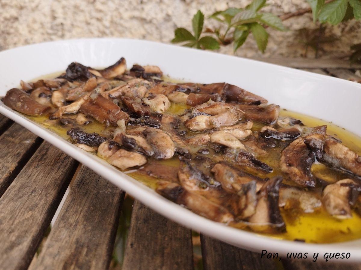 champiñones vinagre - pan uvas y queso
