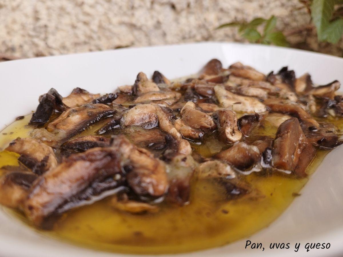 champiñones vinagre - pan uvas y queso