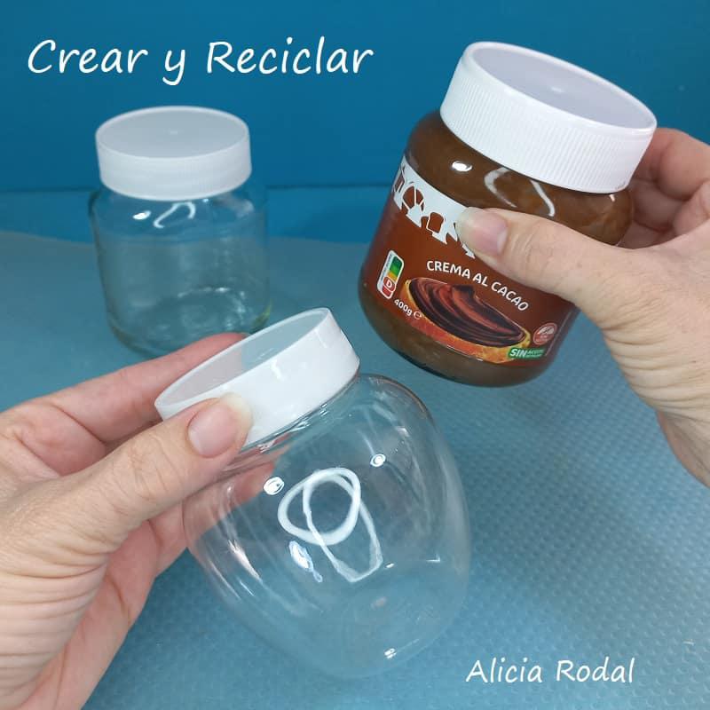 ¿Te interesa aprender a hacer adornos navideños para vender? Pues no te pierdas esta idea tan chula hecha con un envase, bote, tarro o frasco que puede ser de plástico o vidrio. En este tutorial les muestro cómo hacer hermosos adornos para vender o regalar en Navidad. DIY