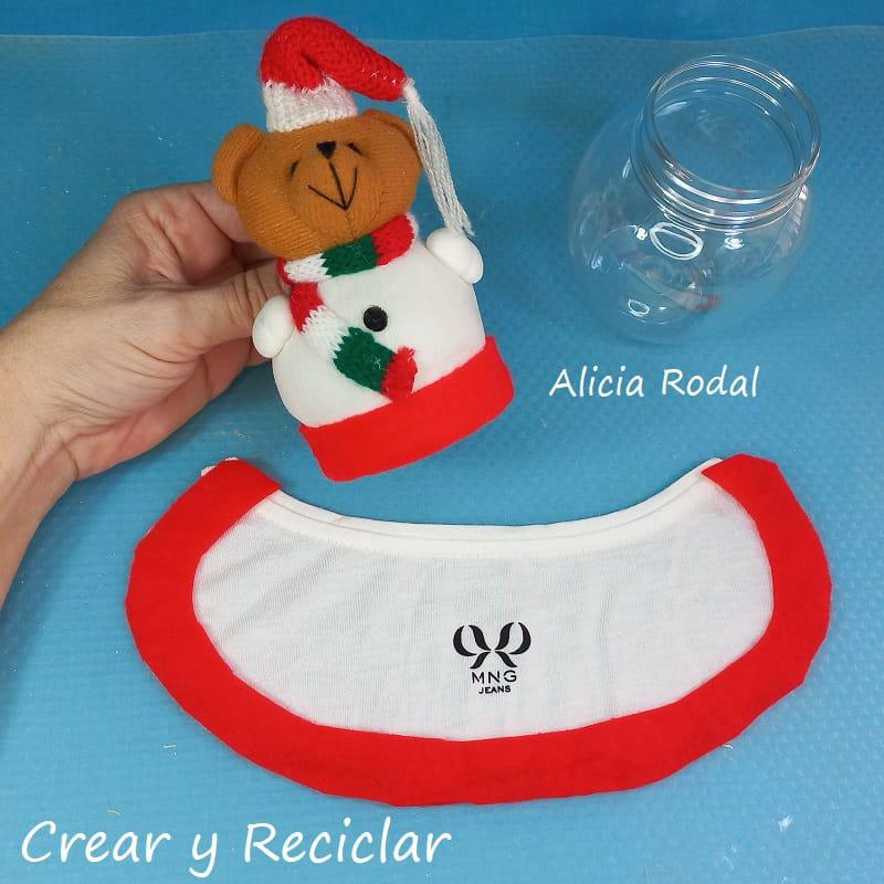 ¿Te interesa aprender a hacer adornos navideños para vender? Pues no te pierdas esta idea tan chula hecha con un envase, bote, tarro o frasco que puede ser de plástico o vidrio. En este tutorial les muestro cómo hacer hermosos adornos para vender o regalar en Navidad. DIY