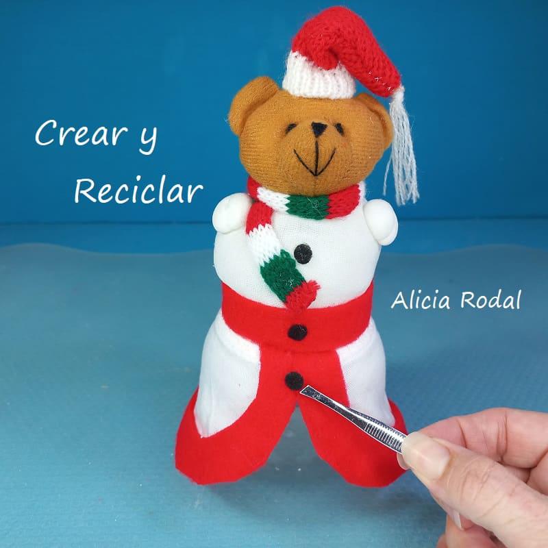 ¿Te interesa aprender a hacer adornos navideños para vender? Pues no te pierdas esta idea tan chula hecha con un envase, bote, tarro o frasco que puede ser de plástico o vidrio. En este tutorial les muestro cómo hacer hermosos adornos para vender o regalar en Navidad. DIY