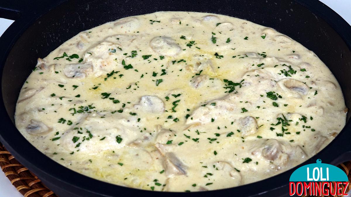 PECHUGAS DE POLLO CON SALSA DE CHAMPIÑONES. Deliciosa y muy fácil de hacer esta receta te va a encantar, queda la carne tierna y jugosa, la salsa con mucho sabor y cremosa