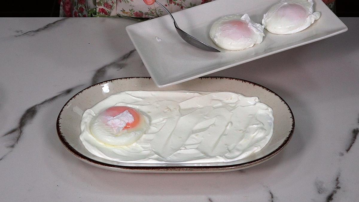 HUEVOS TURCOS RECETA ORIGINAL. Deliciosos y en solo 10 minutos estaremos disfrutando de unos huevos cremosos y con un sabor que te va a sorprender - Loli Domínguez - Foto 4