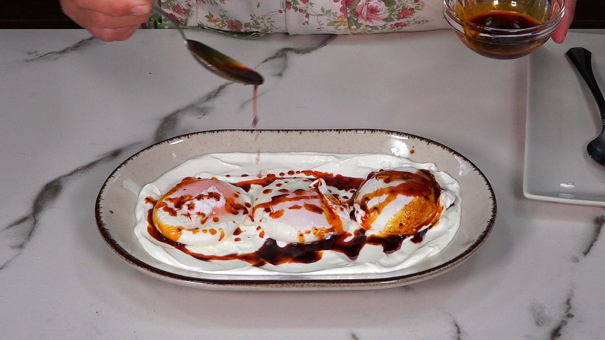 HUEVOS TURCOS RECETA ORIGINAL. Deliciosos y en solo 10 minutos estaremos disfrutando de unos huevos cremosos y con un sabor que te va a sorprender - Loli Domínguez - Foto 5