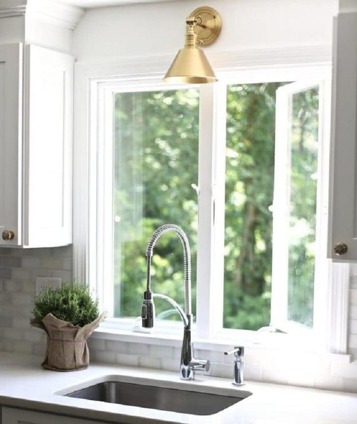 luces-en-dorado-encima-del-fregadero