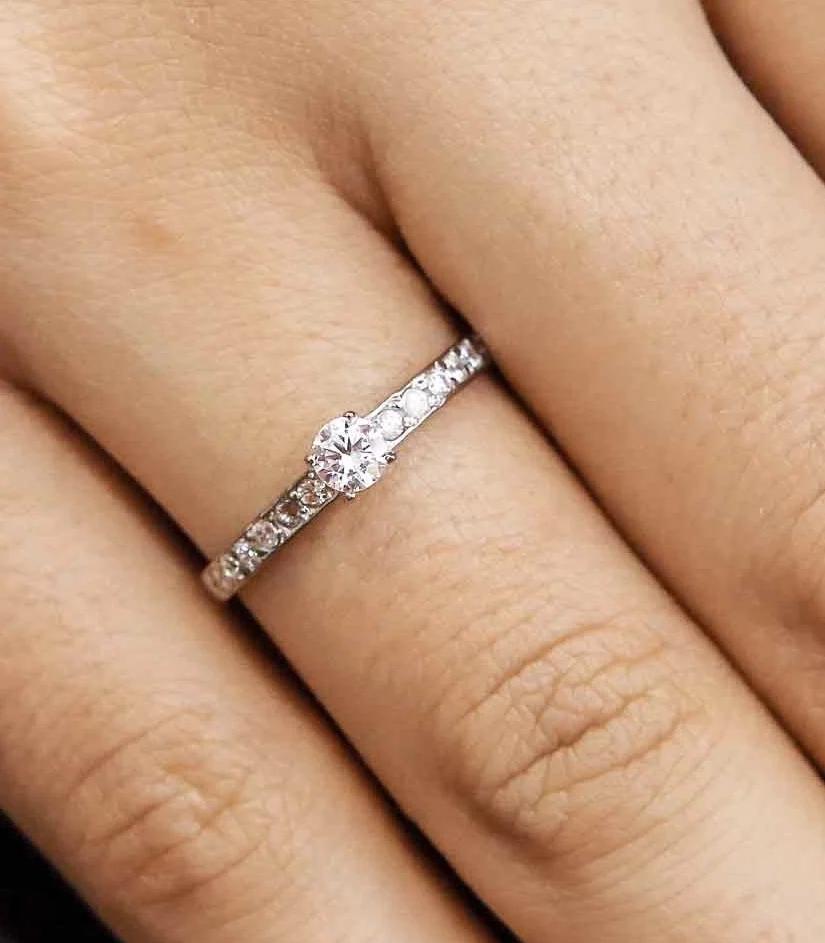 Anillo de pedido en mano