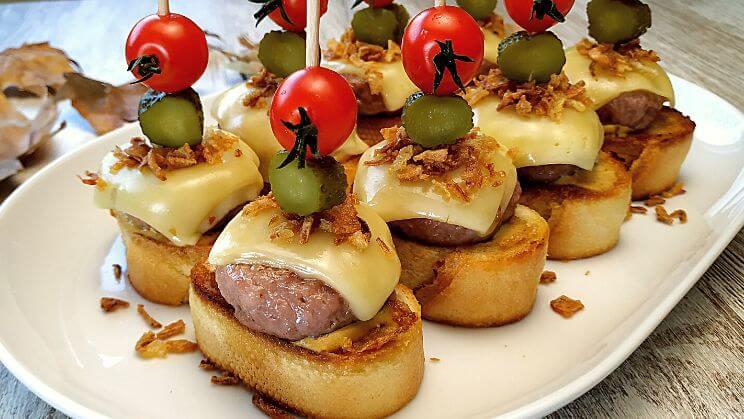 Montaditos de mini hamburguesa