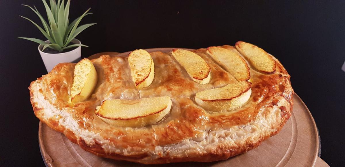 Empanada de hojaldre con manzana y cerdo
