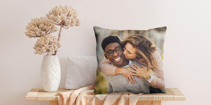 Salones acogedores con cojines personalizados.