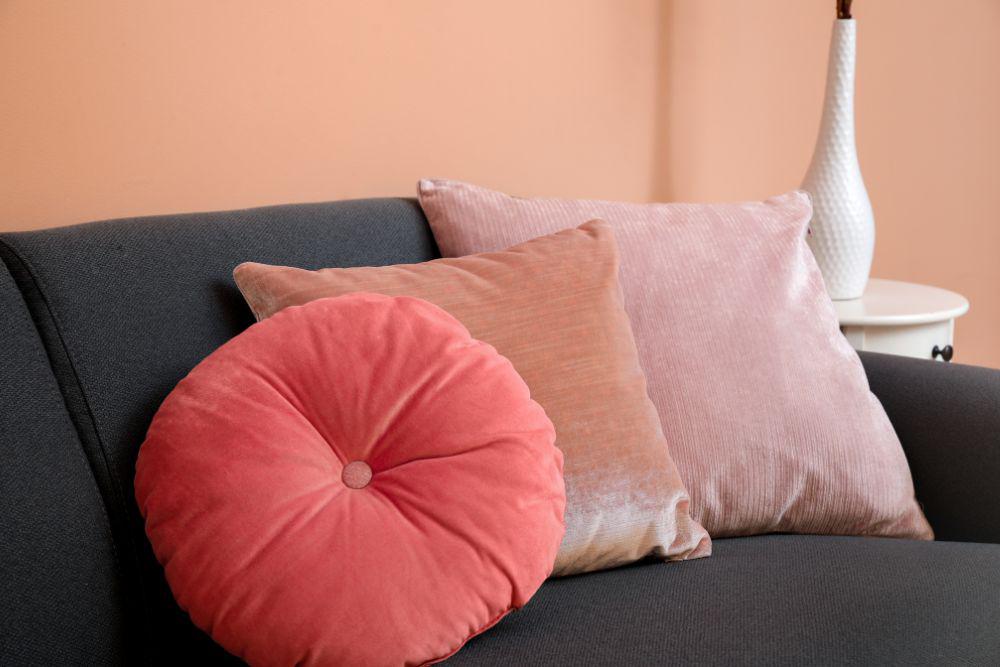 Cojines velvet para un salón cálido y acogedor.
