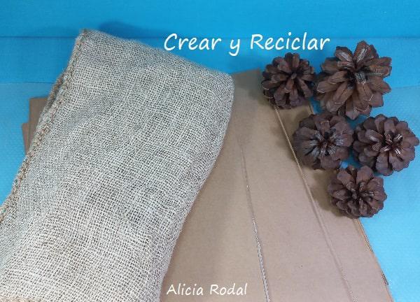 Vamos a hacer una hermosa decoración navideña con cartón y otros materiales reciclados, para decorar nuestro hogar, o como negocio de manualidades para hacer y vender. En este tutorial te muestro qué fácil es hacer un adorno navideño. DIY