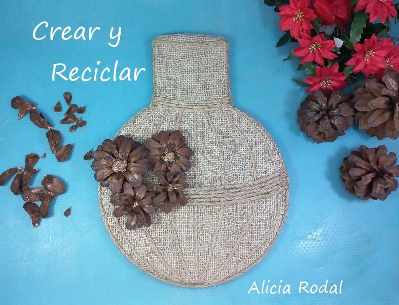 Vamos a hacer una hermosa decoración navideña con cartón y otros materiales reciclados, para decorar nuestro hogar, o como negocio de manualidades para hacer y vender. En este tutorial te muestro qué fácil es hacer un adorno navideño. DIY