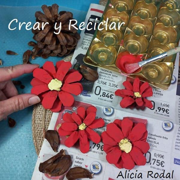 Vamos a hacer una hermosa decoración navideña con cartón y otros materiales reciclados, para decorar nuestro hogar, o como negocio de manualidades para hacer y vender. En este tutorial te muestro qué fácil es hacer un adorno navideño. DIY