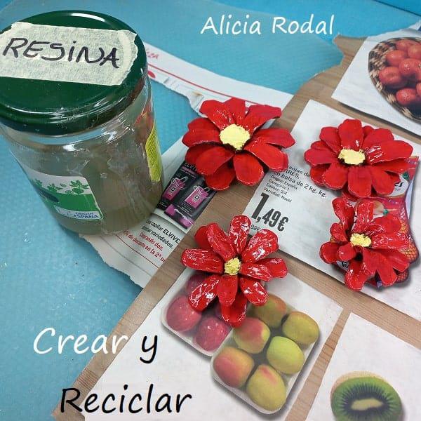 Vamos a hacer una hermosa decoración navideña con cartón y otros materiales reciclados, para decorar nuestro hogar, o como negocio de manualidades para hacer y vender. En este tutorial te muestro qué fácil es hacer un adorno navideño. DIY