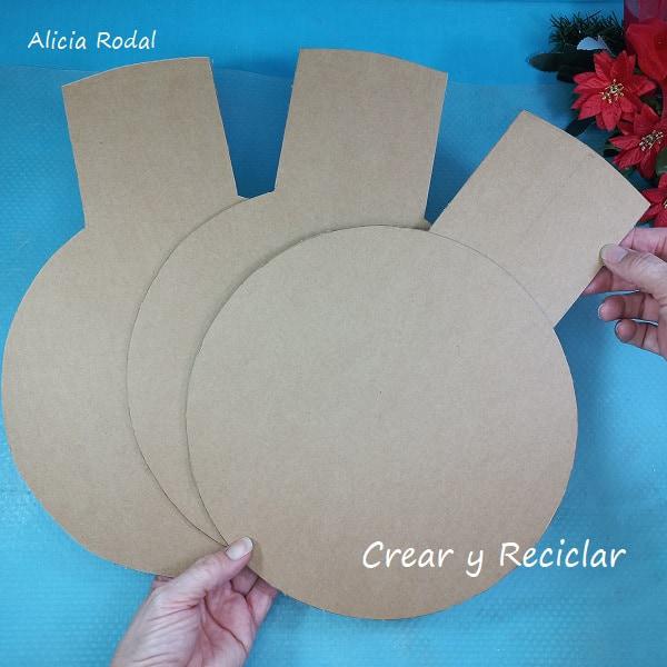 Vamos a hacer una hermosa decoración navideña con cartón y otros materiales reciclados, para decorar nuestro hogar, o como negocio de manualidades para hacer y vender. En este tutorial te muestro qué fácil es hacer un adorno navideño. DIY