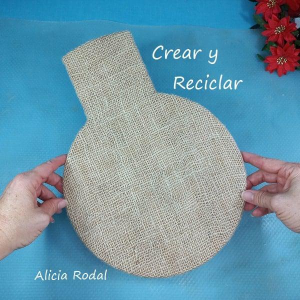 Vamos a hacer una hermosa decoración navideña con cartón y otros materiales reciclados, para decorar nuestro hogar, o como negocio de manualidades para hacer y vender. En este tutorial te muestro qué fácil es hacer un adorno navideño. DIY