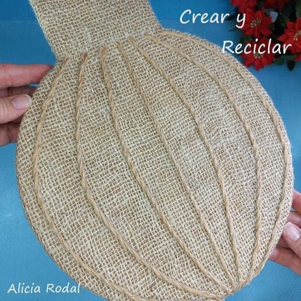 Vamos a hacer una hermosa decoración navideña con cartón y otros materiales reciclados, para decorar nuestro hogar, o como negocio de manualidades para hacer y vender. En este tutorial te muestro qué fácil es hacer un adorno navideño. DIY