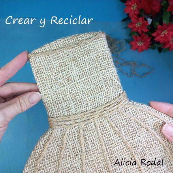 Vamos a hacer una hermosa decoración navideña con cartón y otros materiales reciclados, para decorar nuestro hogar, o como negocio de manualidades para hacer y vender. En este tutorial te muestro qué fácil es hacer un adorno navideño. DIY