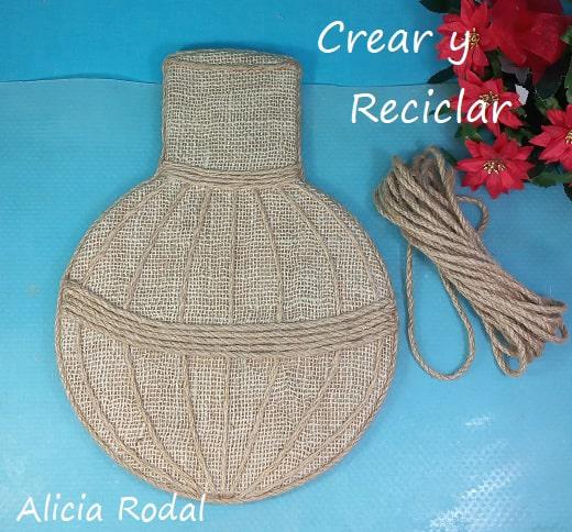 Vamos a hacer una hermosa decoración navideña con cartón y otros materiales reciclados, para decorar nuestro hogar, o como negocio de manualidades para hacer y vender. En este tutorial te muestro qué fácil es hacer un adorno navideño. DIY