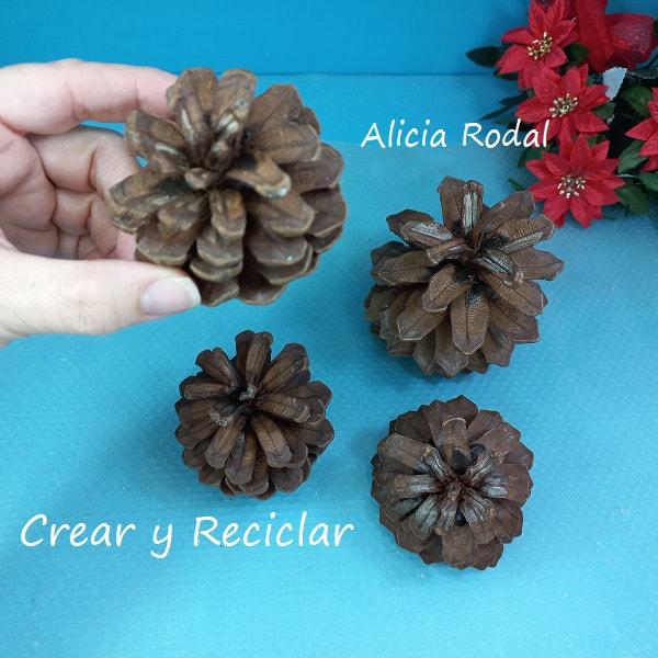 Vamos a hacer una hermosa decoración navideña con cartón y otros materiales reciclados, para decorar nuestro hogar, o como negocio de manualidades para hacer y vender. En este tutorial te muestro qué fácil es hacer un adorno navideño. DIY