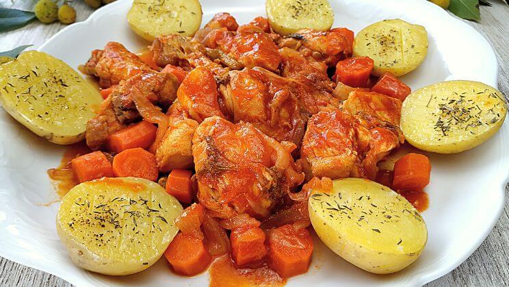 Pollo guisado con tomate y zanahoria
