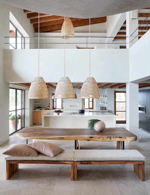 Lámpara PR-Home, mesa sobre natural de madera, bancos de madera, comedor doble altura