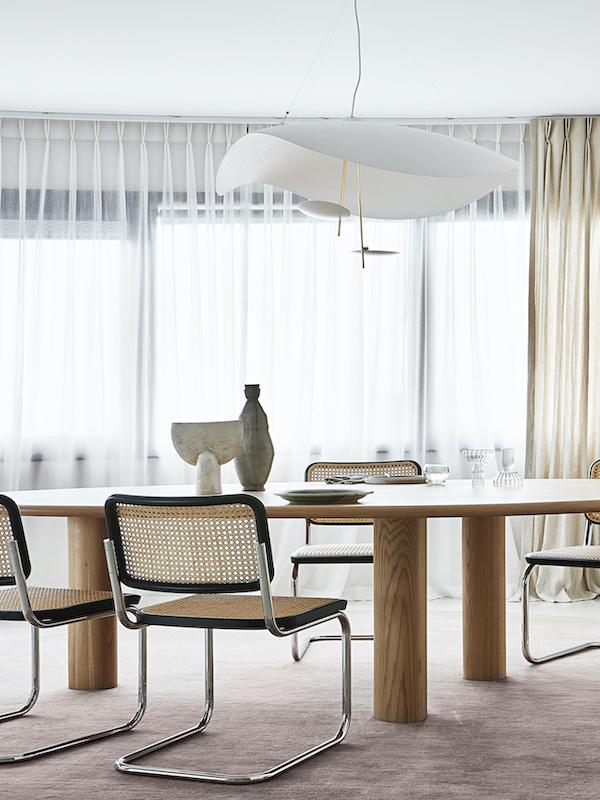 lampara Lederam Manta de Catellani & Smith, comedor, sillas tipo Cesca, mesa roble