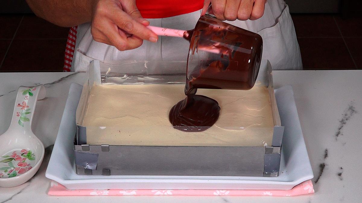 POSTRE DE CHOCOLATE PARA NAVIDAD. Un delicioso postre suave, jugoso y con un sabor irresistible por la combinación de chocolate y avellanas - Loli Domínguez - Foto 9