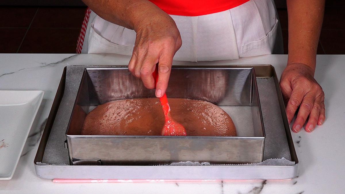 POSTRE DE CHOCOLATE PARA NAVIDAD. Un delicioso postre suave, jugoso y con un sabor irresistible por la combinación de chocolate y avellanas - Loli Domínguez - Foto 4